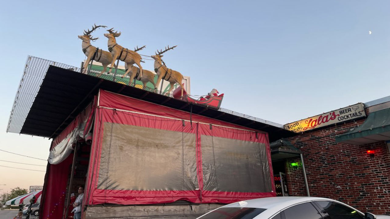 reindeer on roof at lalas